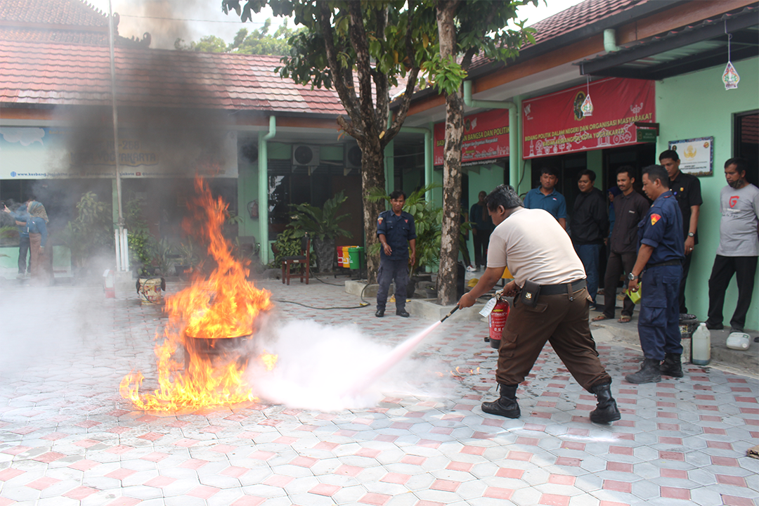 Bakesbangpol Kota Yogyakarta Gelar Sosialisasi Pelatihan dan Penggunaan Alat Pemadam Kebakaran Bersama Patigheni